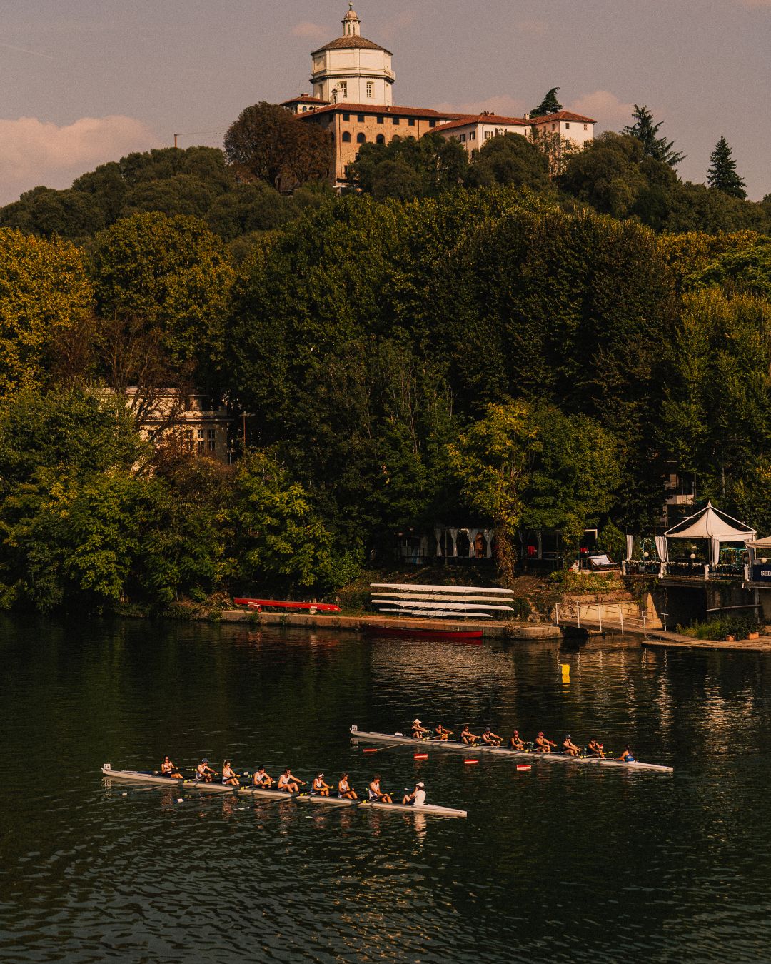 Sebago: Le rive del fiume Po, che attraversano Torino, si sono...