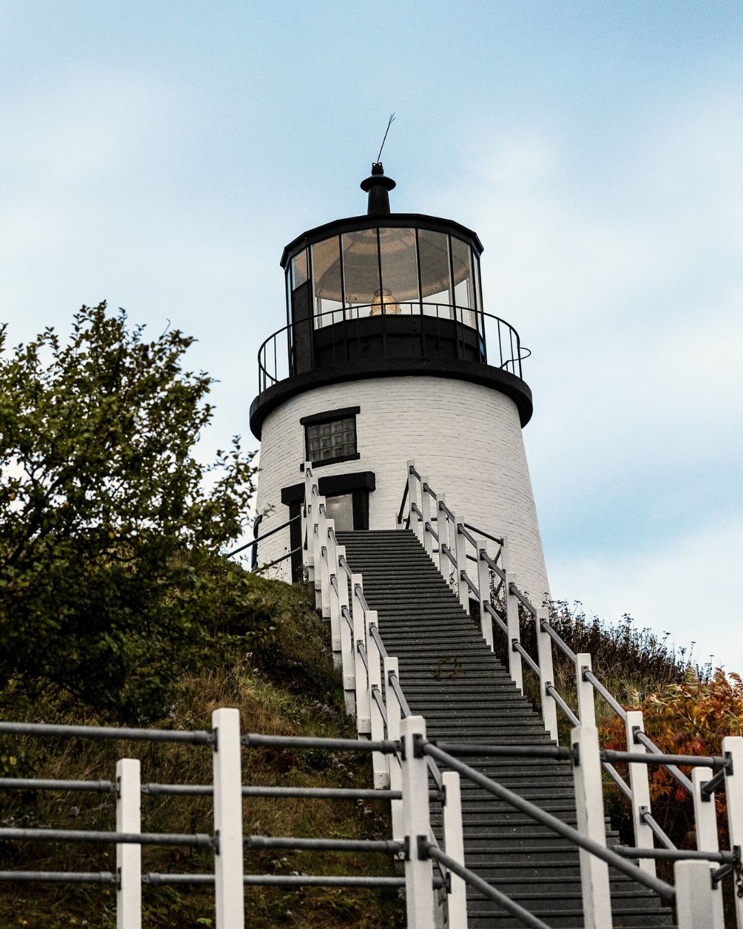 Sebago: Scendendo la ripida scalinata che porta alla casa del guardiano,...