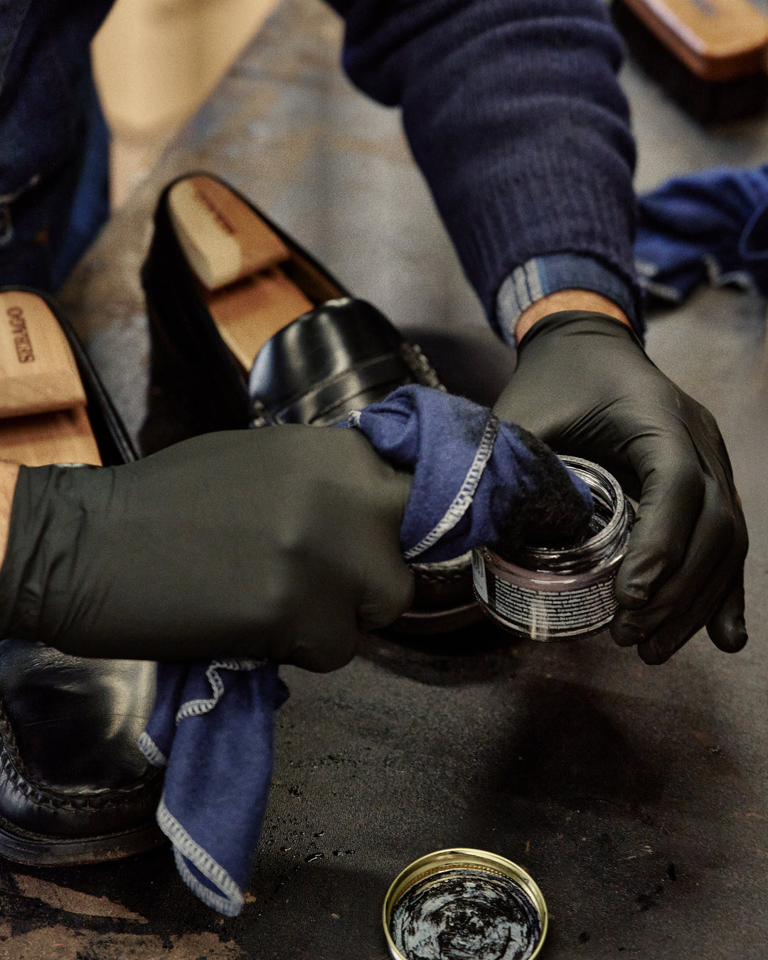 Sebago: Step 3. Conditioning Conditioning – Apply a nourishing protective cream with a soft...