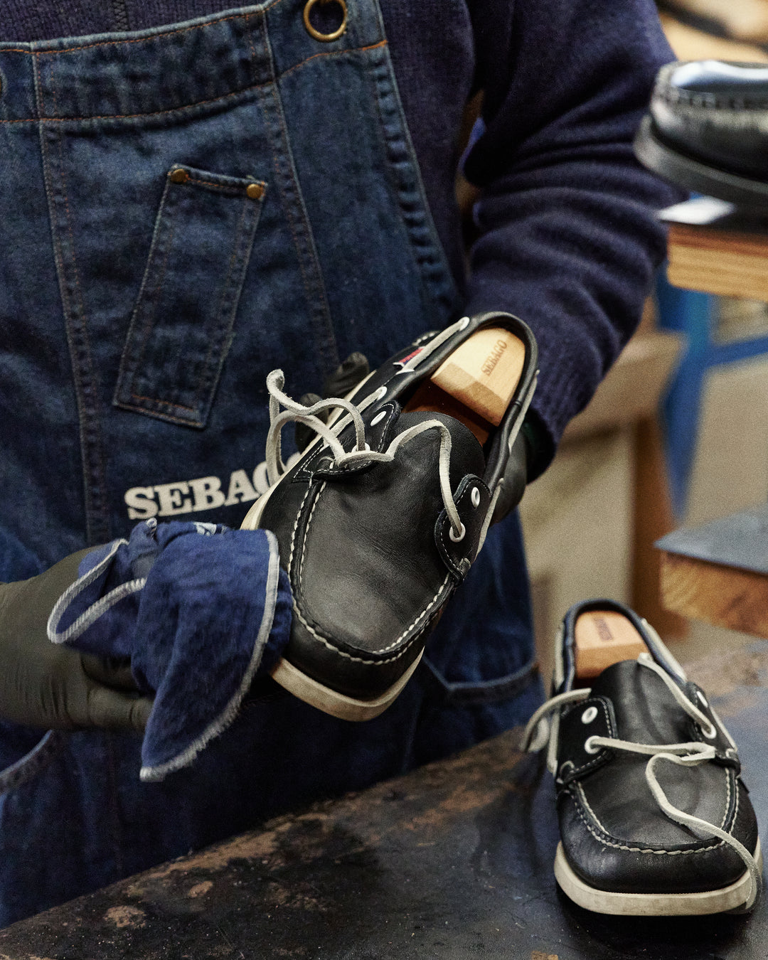 Sebago: Passaggio 4. Lucidatura e protezione Dopo qualche minuto, rimuovi l’eccesso di prodotto con una spazzola...