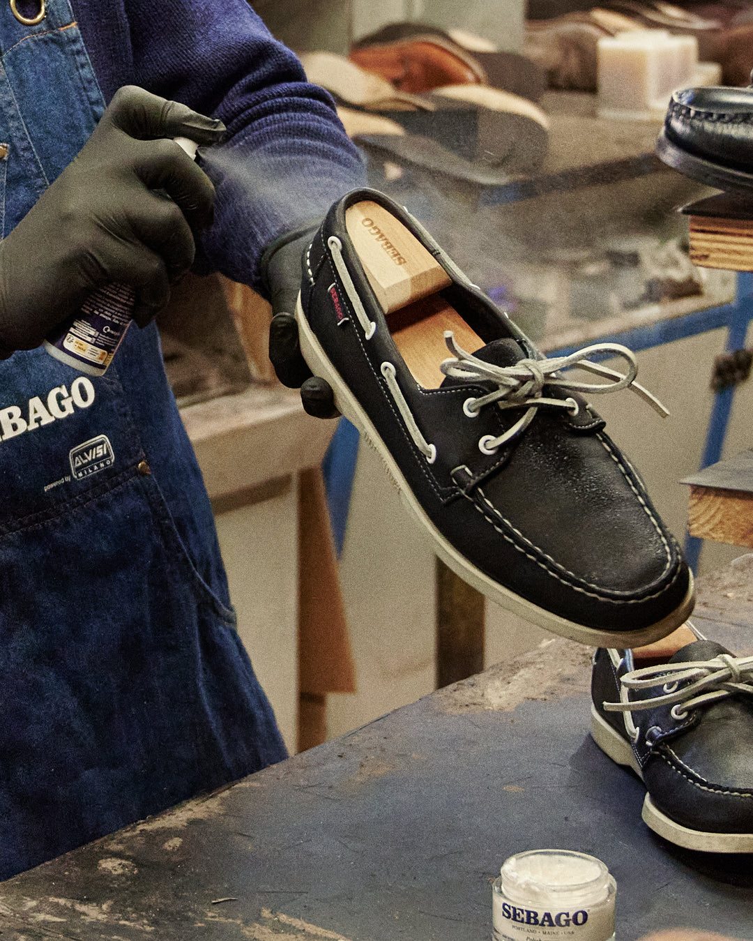 Sebago: Step 4. Polishing & Protection After a few minutes, remove excess product with a clean...