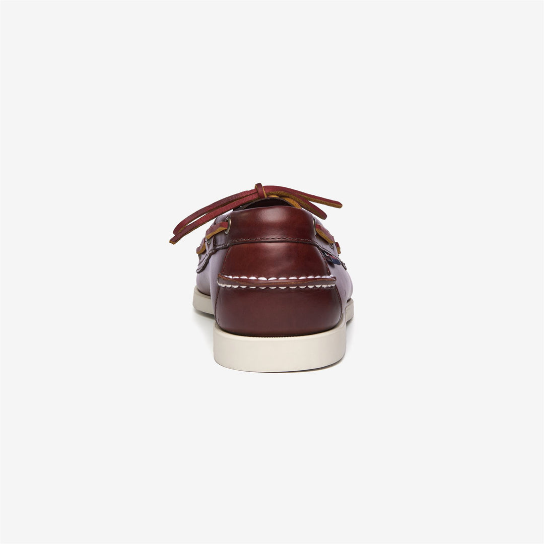 Mocassins bateau en cuir ciré marron pour homme main