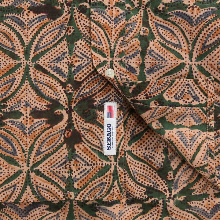 Camisa informal unisex verde azulada con botones y estampado gráfico 3