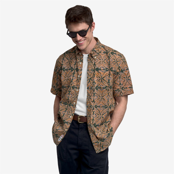 Camisa informal unisex verde azulada con botones y estampado gráfico 4