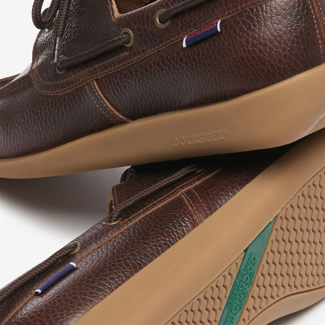 Mocasín de piel marrón para hombre con suela de goma main