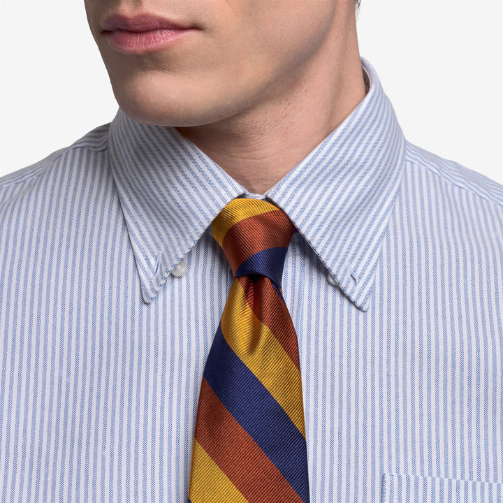 Corbata de seda roja estilo regimental para hombre, ideal para ocasiones informales y formales. 4