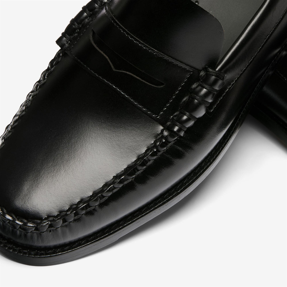 Moc_Man_CLASSIC DAN LR_Moccasin_ - Commercial 6