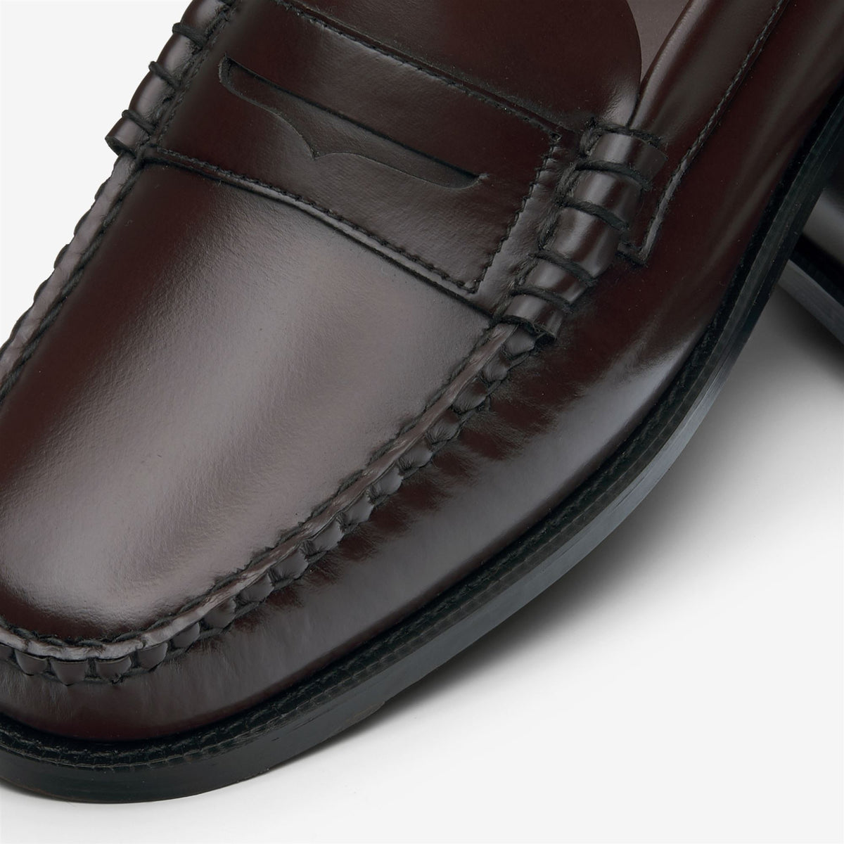 Moc_Man_CLASSIC DAN LR_Moccasin_ - Commercial 6