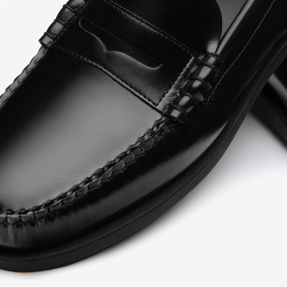 Moc_Man_DAN PO LT_Moccasin_Black - Commercial 6