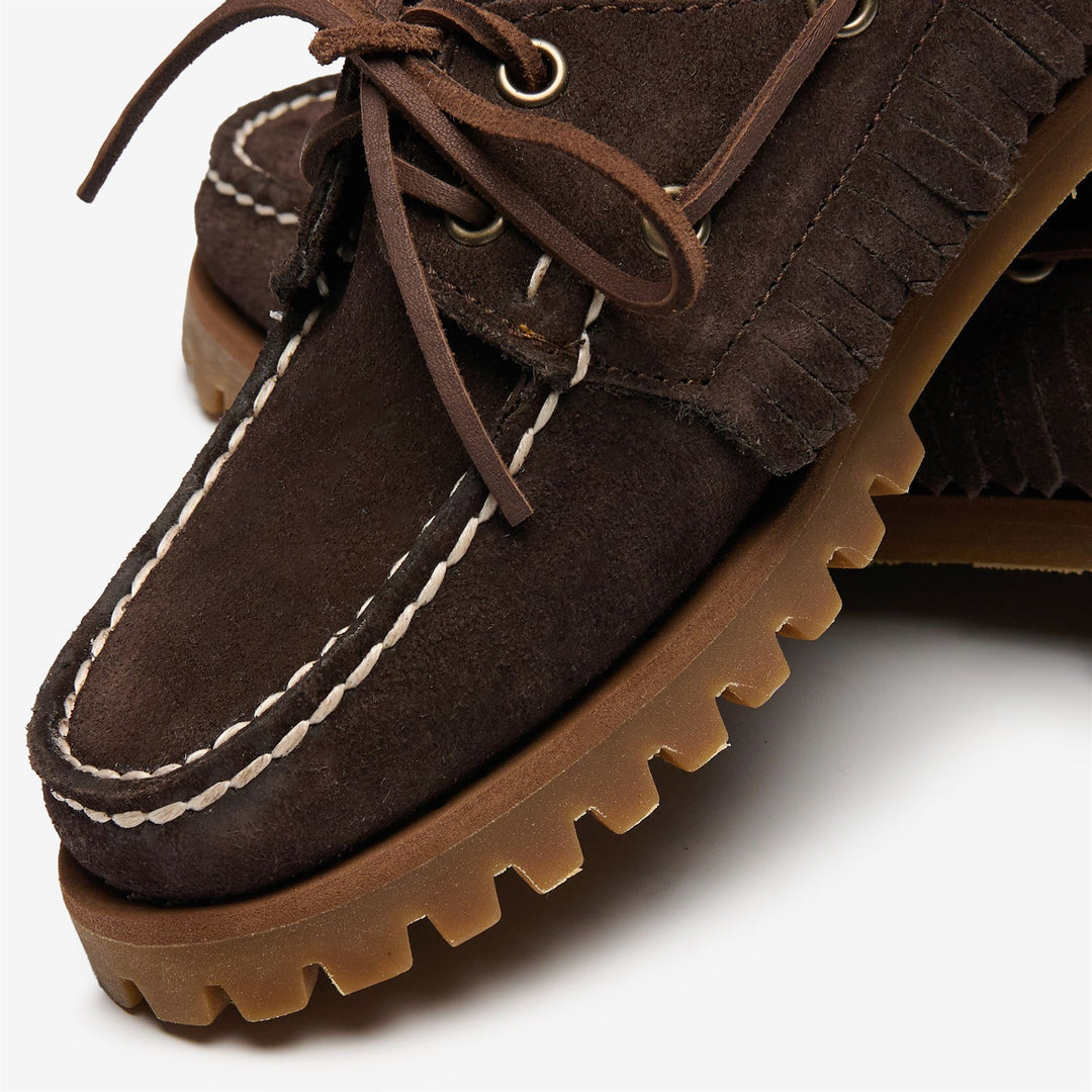 Mocasín de ante marrón para mujer con detalle de flecos y cuentas main