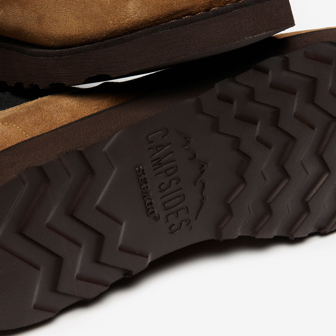 Bottines en daim beige et jaune pour homme avec empiècements latéraux élastiques main