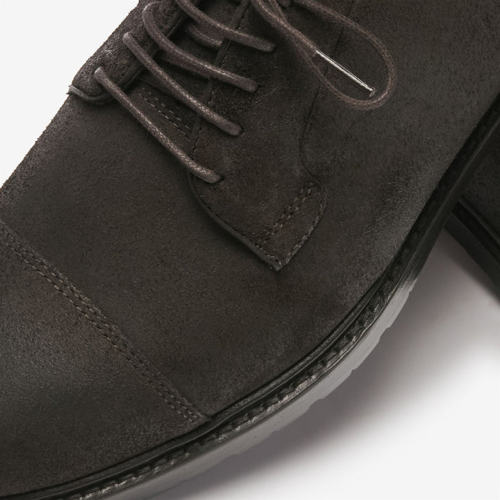 Zapatos de hombre de ante marrón oscuro con cordones y corte bajo, suela antideslizante. 6