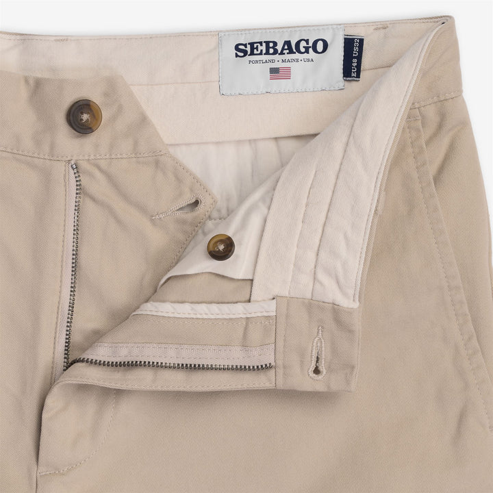 Short chino beige pour homme avec détails sur mesure 3