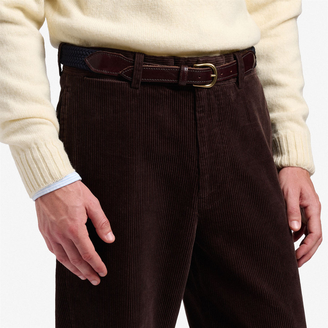 Pantalon chino marron en velours côtelé pour homme, coupe ajustée et poches main