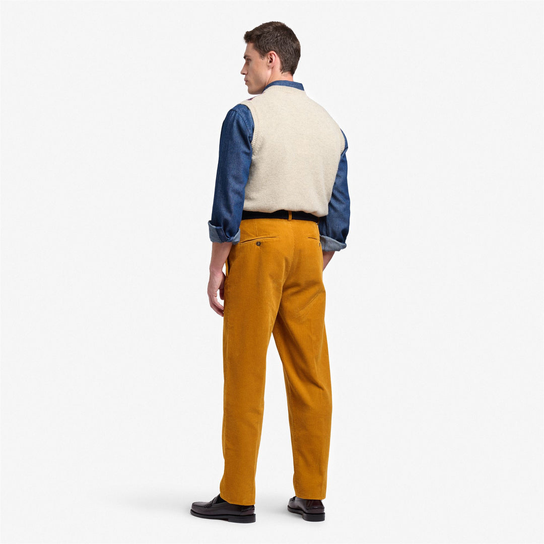 Pantalones de vestir chinos de pana color canela amarillo para hombre main