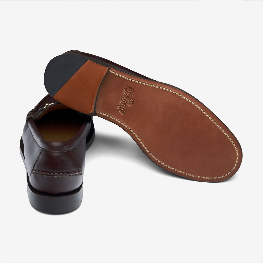Mocassins en cuir marron foncé pour femme avec détails en métal main