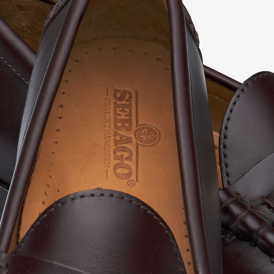 Mocassins en cuir marron foncé pour femme avec détails en métal main