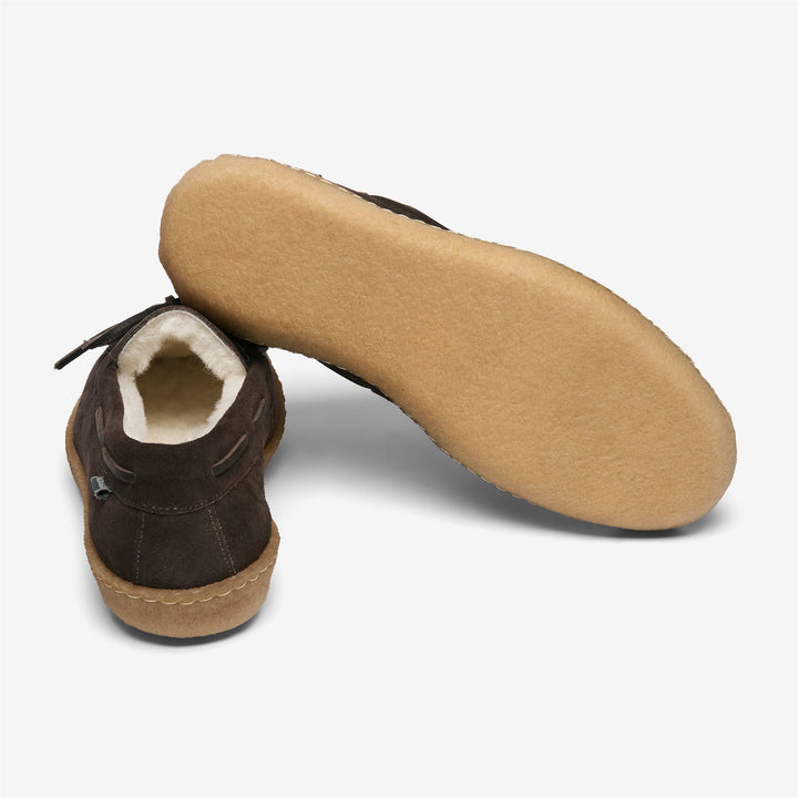 Mocasines Docksides de gamuza marrón oscuro para hombre, ideales para actividades al aire libre. 4