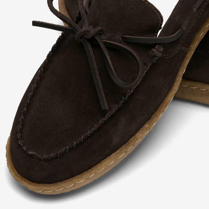 Mocasines Docksides de gamuza marrón oscuro para hombre, ideales para actividades al aire libre. 6