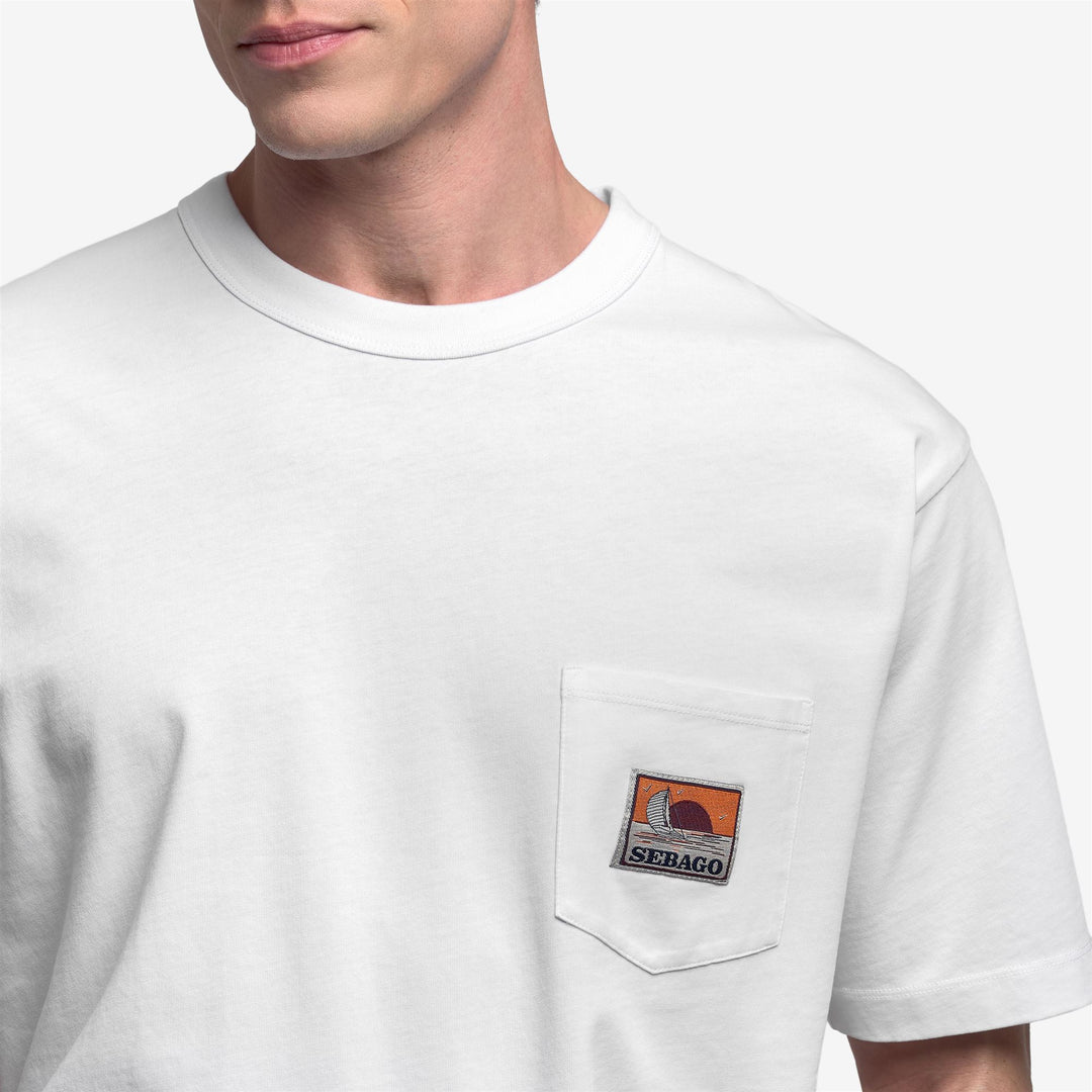 Weißes Unisex-Baumwoll-T-Shirt mit Segelboot-Taschenmotiv main