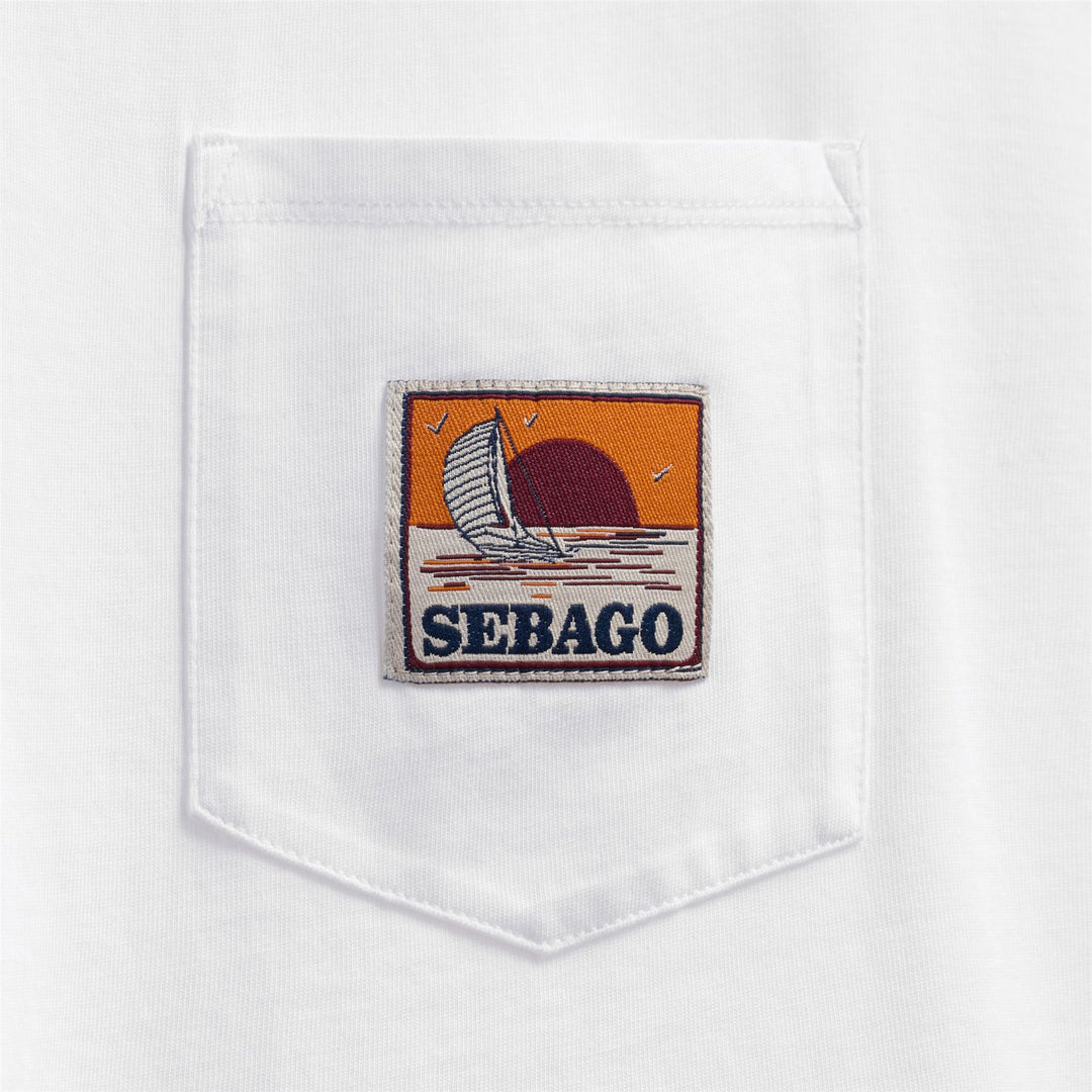 Weißes Unisex-Baumwoll-T-Shirt mit Segelboot-Taschenmotiv main