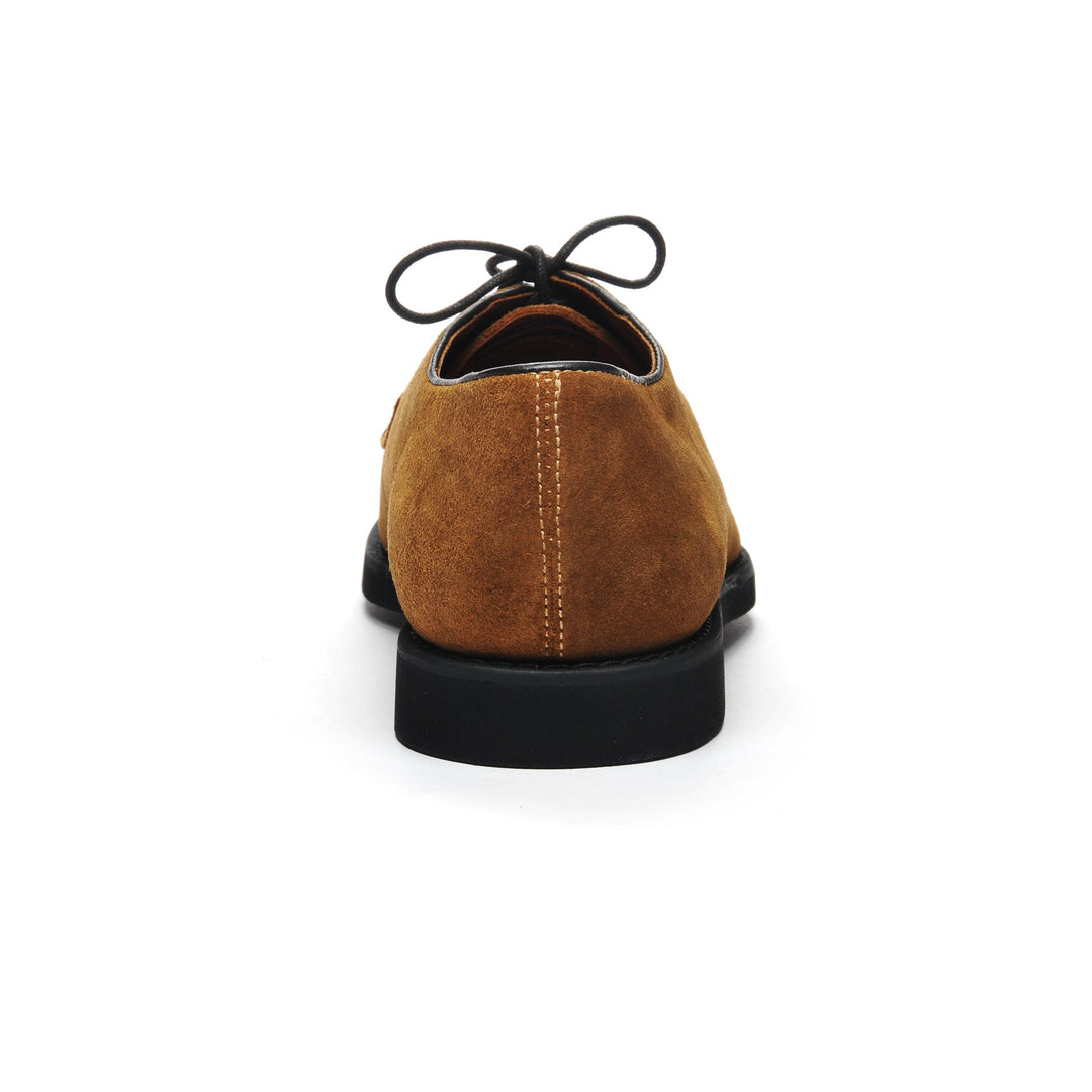 Chaussures basses en cuir marron cognac pour homme main
