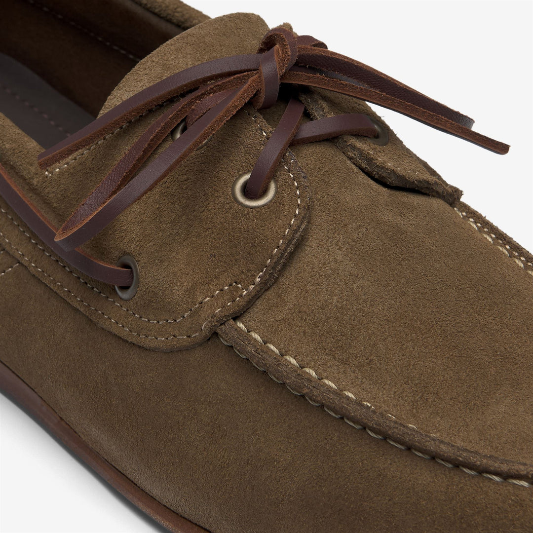 Mocassins bateau pour homme, style yacht, en daim italien souple marron. main