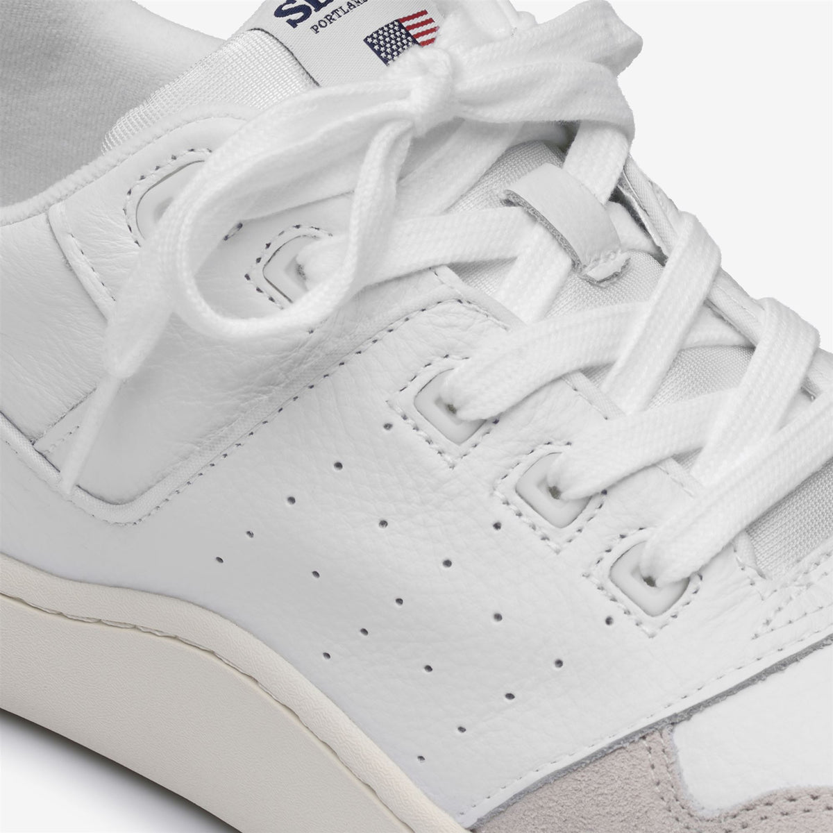Sneakers_UNISEX_HURRICANE_Low Cut_White - Commercial 6