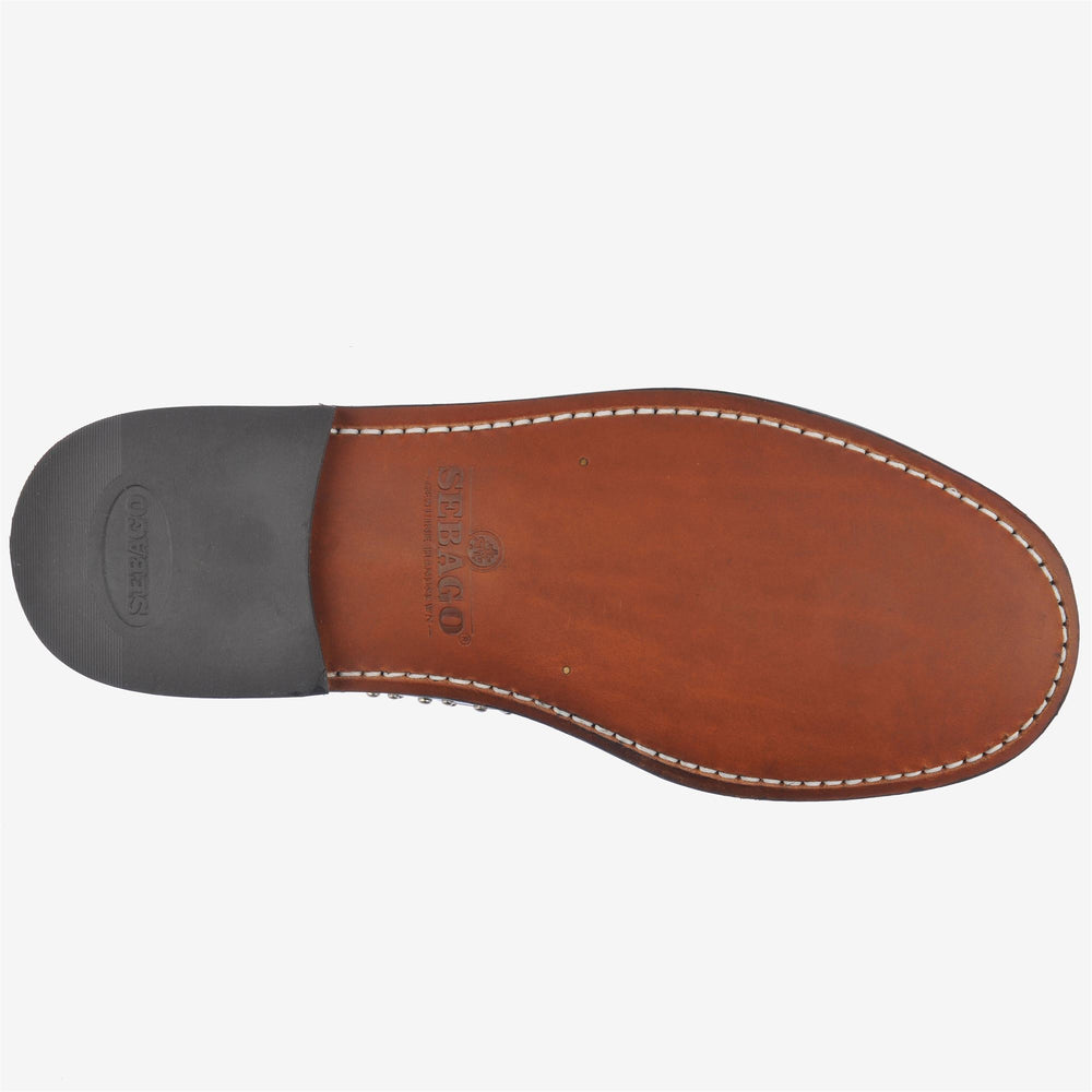 Mocasín de piel negro para mujer con adornos de tachuelas 02