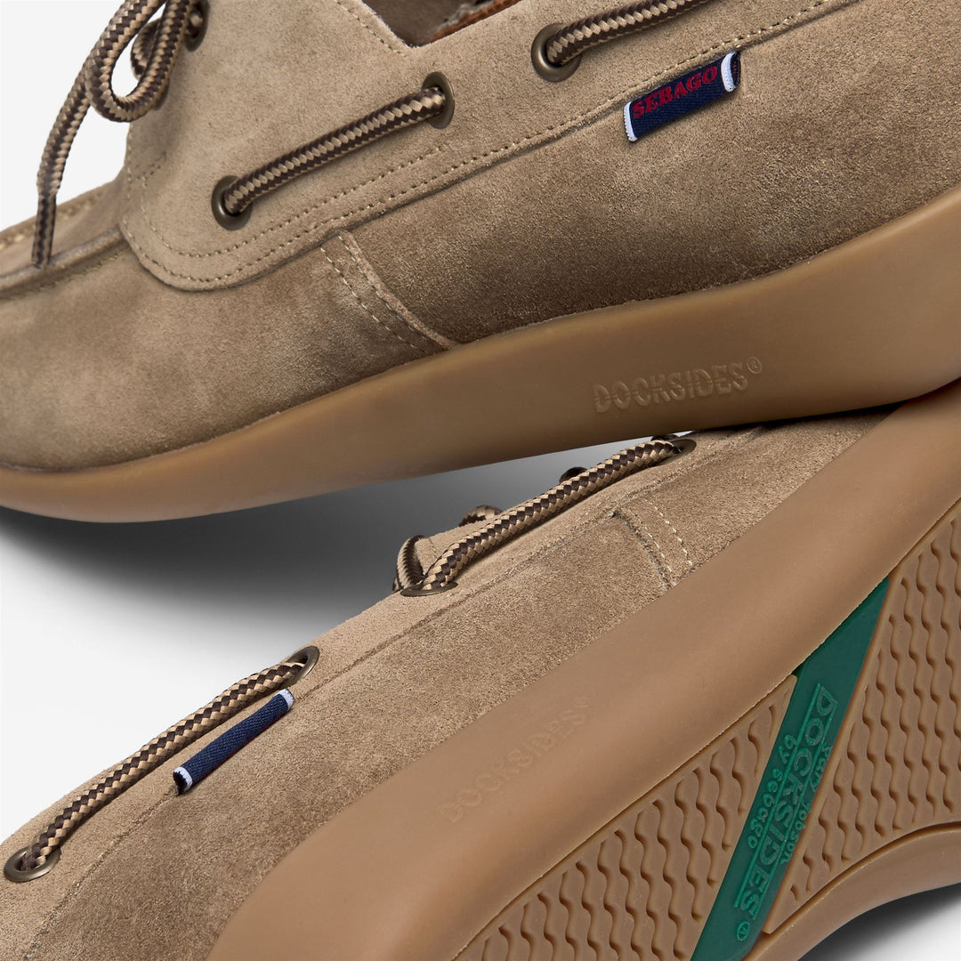 Mocassins en daim gris taupe pour homme avec semelle antidérapante main